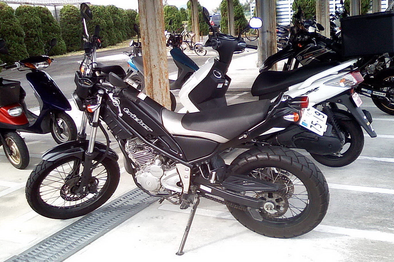 Yamaha Tricker Motor Di Parkiran Tempat Kerjaku Bagian I